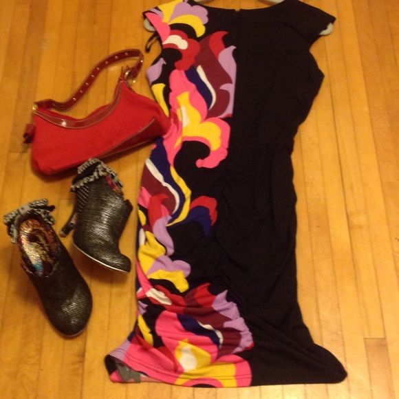 Gorgeous Dress, Tastefully Sexy - Picture 2 of 3