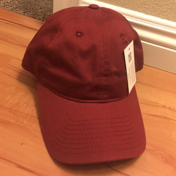 Maroon dad hat.