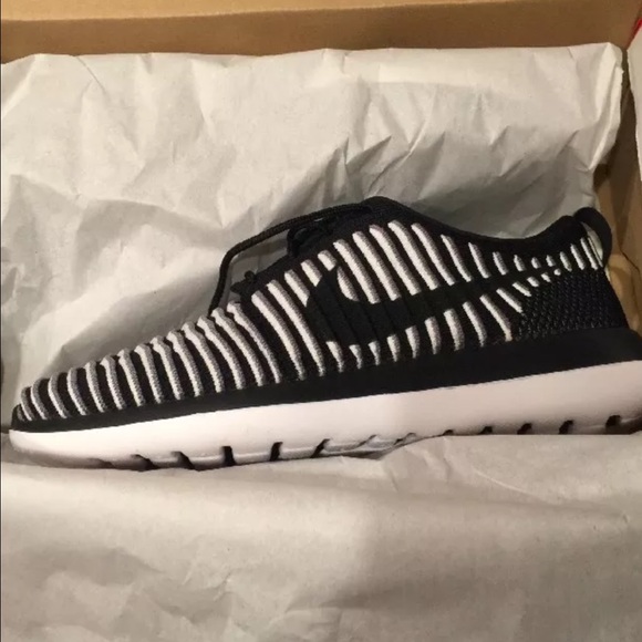 New Woman's Nike Roshe Two FLyknite - Picture 2 of 4