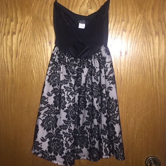 Strapless, big bow dress - Picture 2 of 4