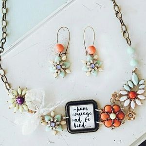 🌻 NWT Flora Necklace 🌻