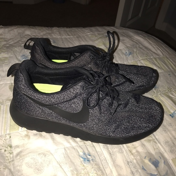 Black Nike Roshes