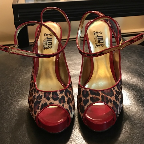 JLo woman's size 5 open toe strappy heels