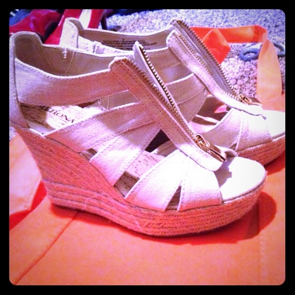 Adorable tan wedges! 💕