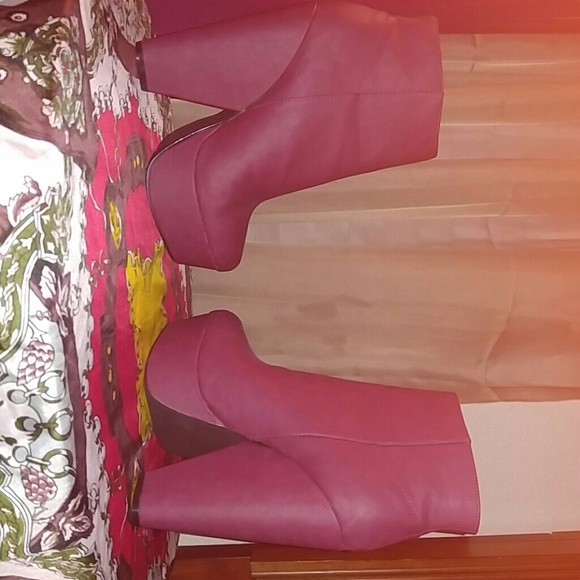 Burgundy heeled botties