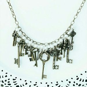 🗝 NWT Key Necklace 🗝