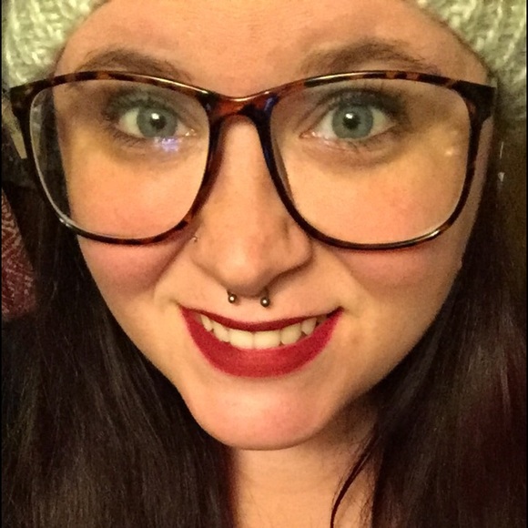 Meet Your Posher, Steff - Picture 1 of 2