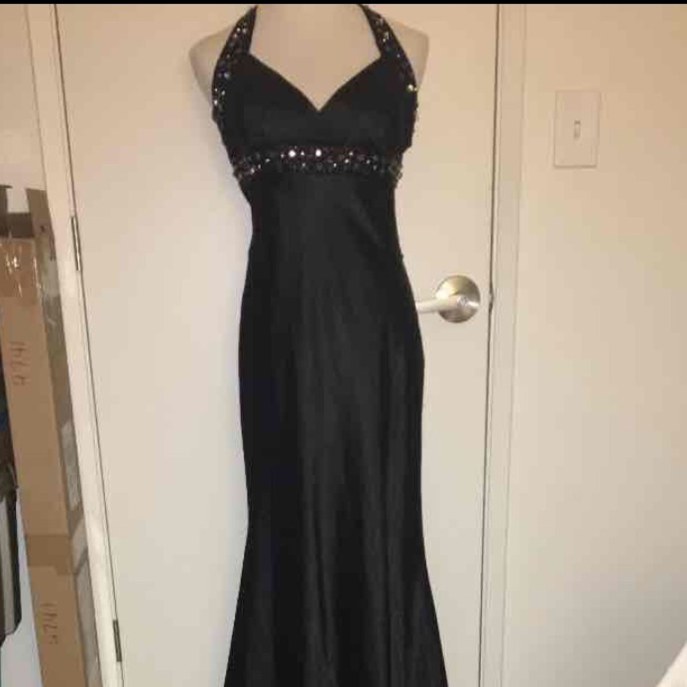 (10) Gown
