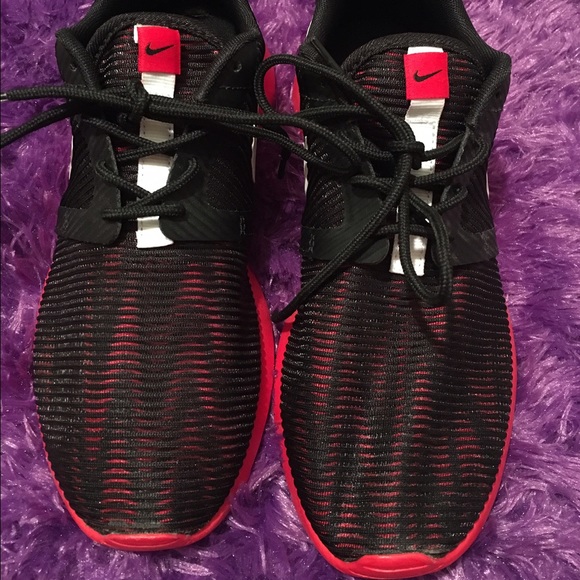 Black and red Nike Roshe