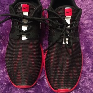 Black and red Nike Roshe
