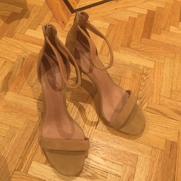 Gorgeous nude pumps