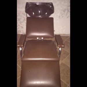 Shampoo bowl with chair
