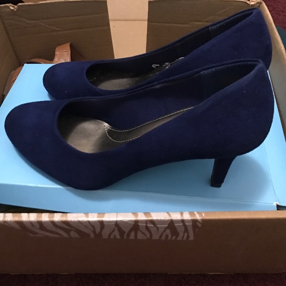 Comfort Plus Predictions blue heels size 8.5