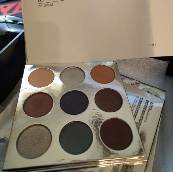 Kylie holiday eyeshadow palette
