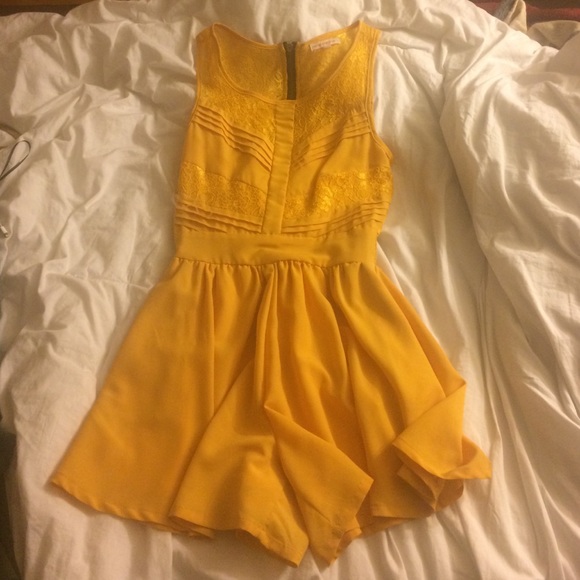 Yellow romper - Picture 1 of 3