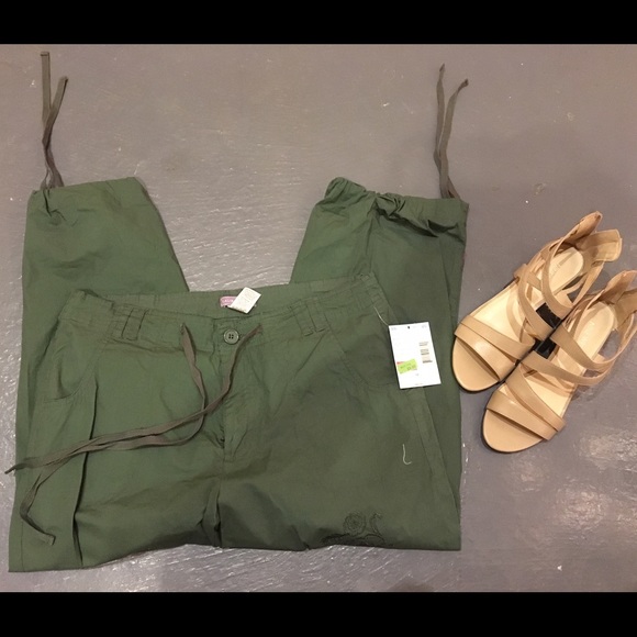 💚NWT GREEN CAPRIS💚