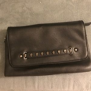 Black skull clutch