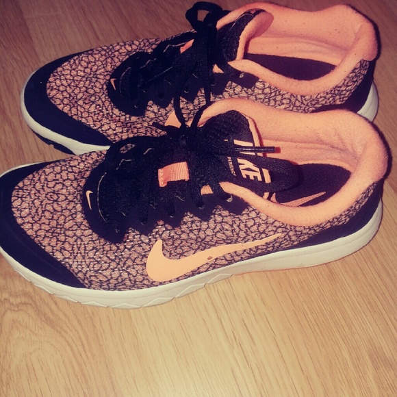 Womens Nikes size 6.5