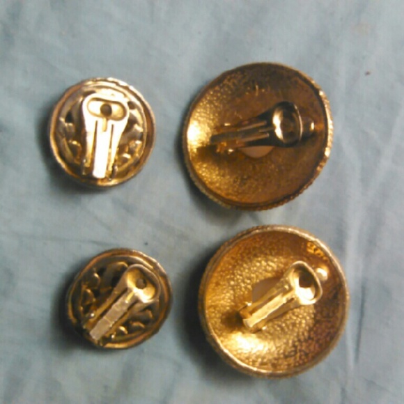 2 pairs of vintage chanel earings - Picture 4 of 4