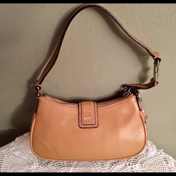 COACH TAN CLUTCH SILVER HARDWARE - Picture 3 of 4