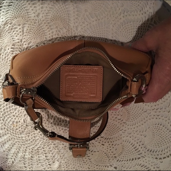 COACH TAN CLUTCH SILVER HARDWARE - Picture 4 of 4