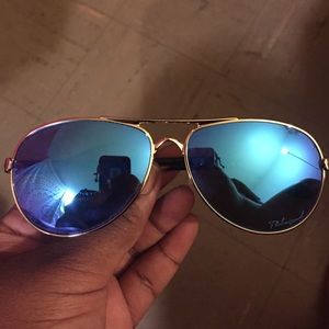Polarized Oakley aviator shades in blue