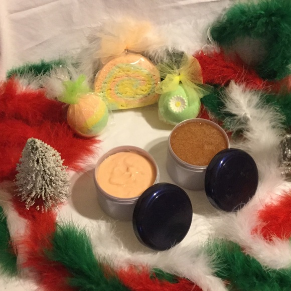 LUSH Flowerbomb type bath set.