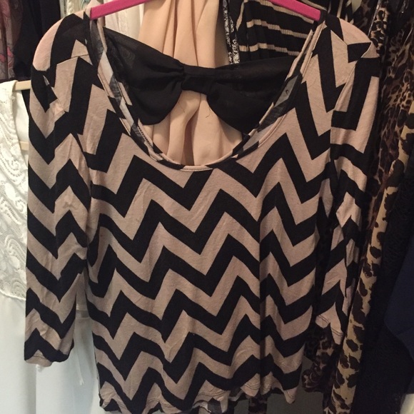 Tops - 3/4 sleeve Black and Tan chevron top bow on back