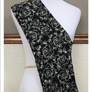 BNWT 🆕🆕 black and white rose lularoe leggings