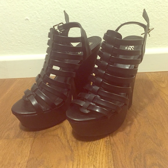 Black straps platform wedge