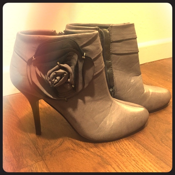Grey booties with rosette