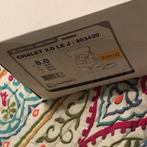 Size 8 DC Chalet Snow boots