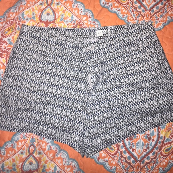 Gap patterned shorts - Picture 1 of 4