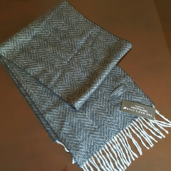 Bloomingdale's Other - Bloomingdales cashmere  scarf Brand new with tags