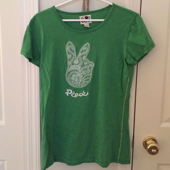 Peace ✌🏼✌🏾✌🏿 Lucky embroidered t-shirt in green