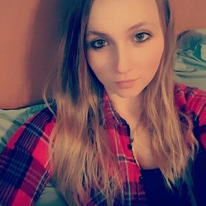 Meet your Posher, Caitlin