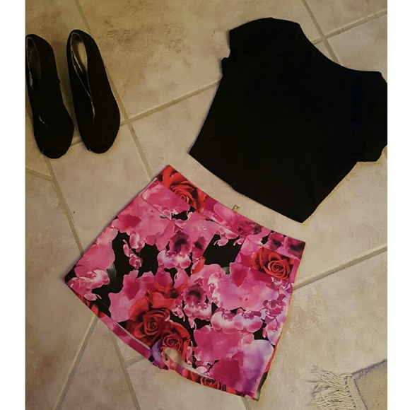 High-waisted floral shorts