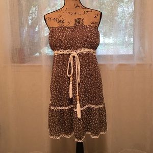 Super cute strapless dress with cute detail