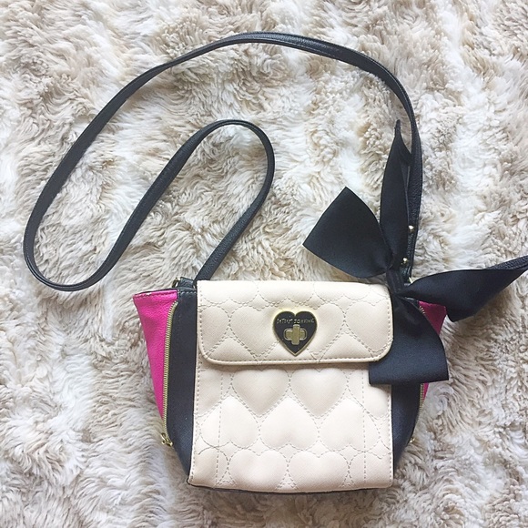 Betsey Johnson Handbags - 🎉HP!🎉Betsey Johnson Quilted Heart Crossbody