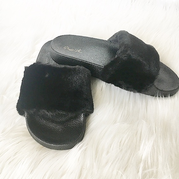Black Fur Slide Sandals 😍 - Picture 4 of 4