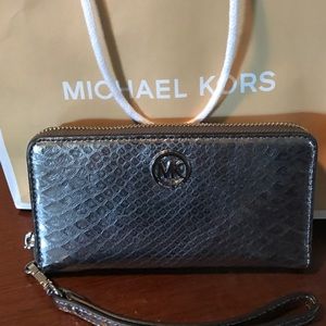 Michael kors wristlet