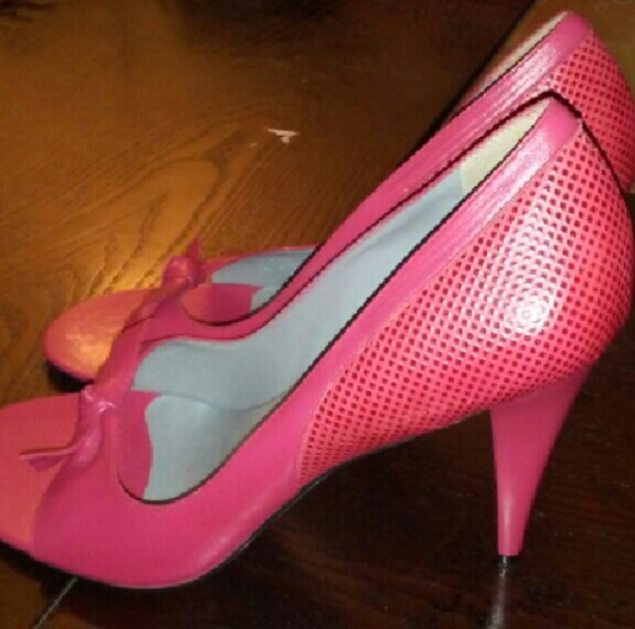 💋Pink BCBG open toe pumps.  Fun and flirty!💞😘