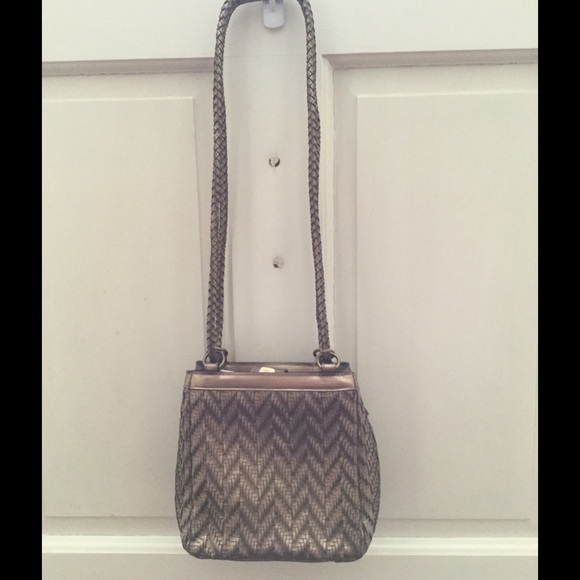 Liz Claiborne gold metallic woven shoulder bag - Picture 2 of 4