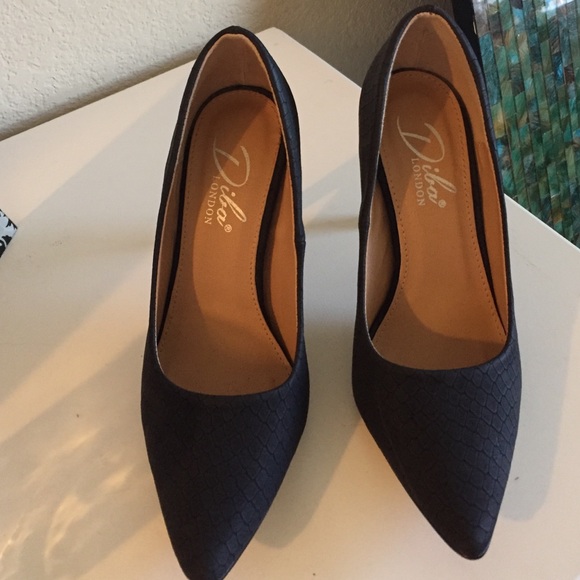 Black pumps with snake skin like design