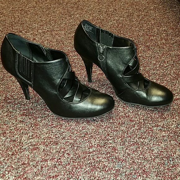 Vera Wang Simply Vera black booties