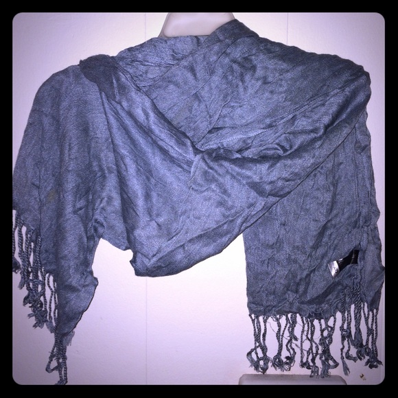 💕Gorgeous gray/silver scarf💕