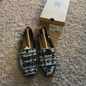 Toms Huarache slides