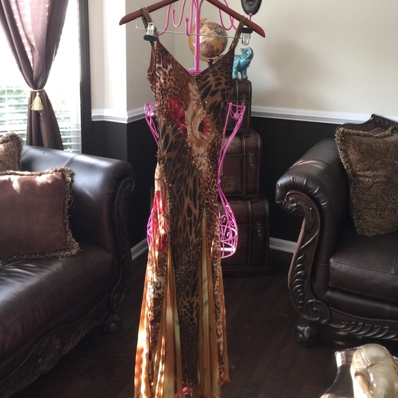 Elegant size 4 Suewong gown. Perfect 4 the New Yr.