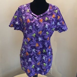⭐️Dickies Halloween scrub top, size XL skulls