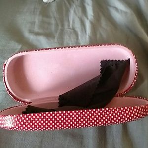 Eyeglass case with cleaning cloth